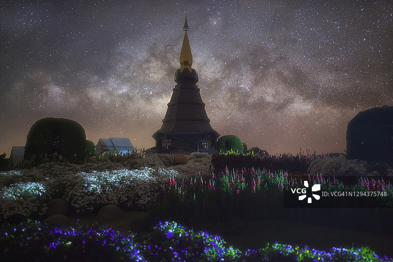 泰国清迈茵他侬山Noppamethanedol佛塔和Noppapol Phumsiri佛塔的银河图片素材