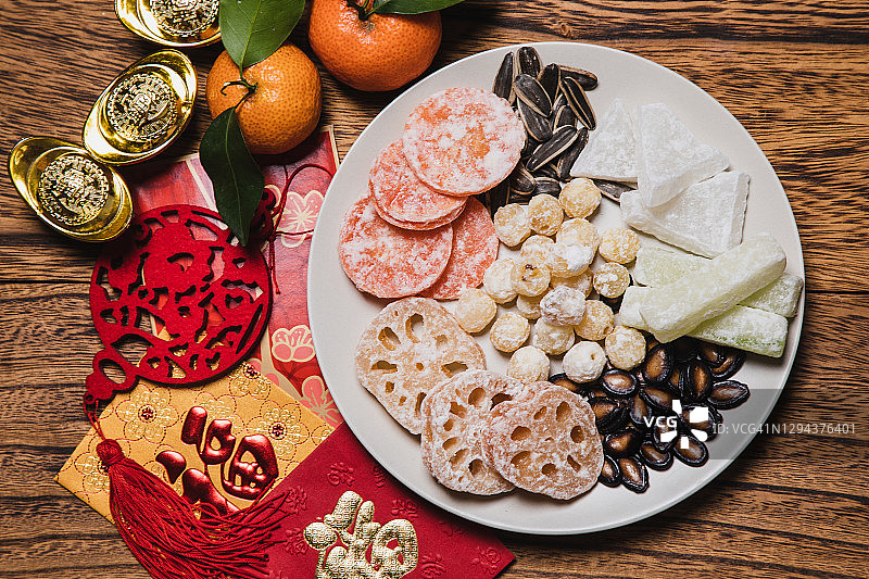 中国新年传统小吃与红包的扁平摆放图片素材