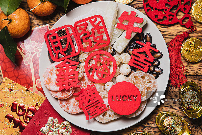 中国新年传统小吃与红包的扁平摆放图片素材