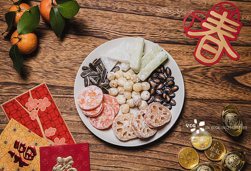 中国新年传统小吃与红包的扁平摆放图片素材