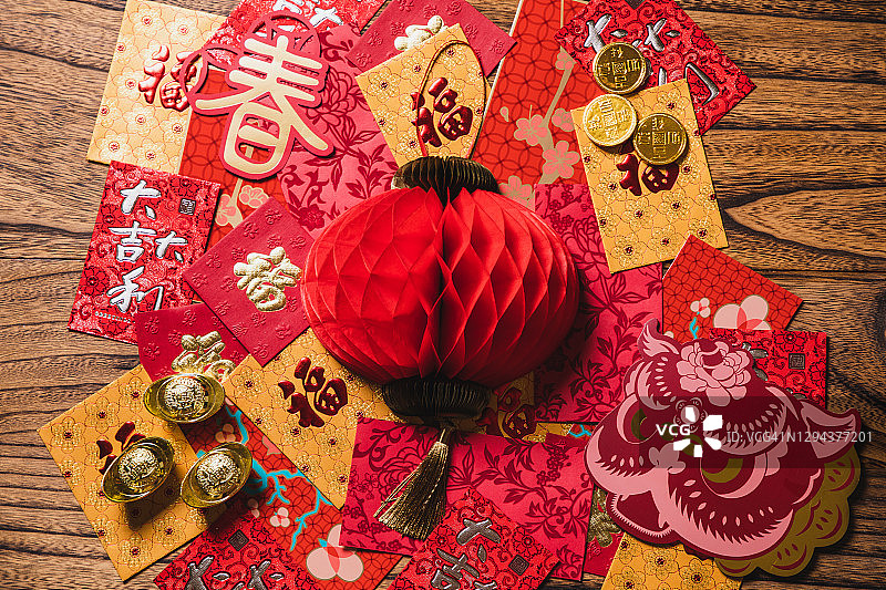中国新年节日装饰：灯笼与红包图片素材