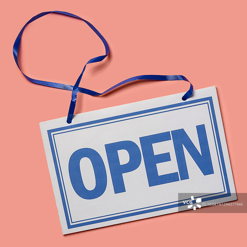 粉色背景上的营业中标志摄影棚照片图片素材