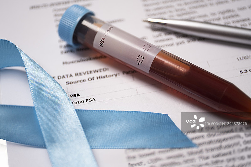 前列腺癌蓝色丝带和血液样本特写图片素材