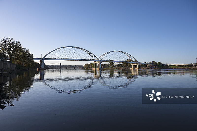 美国阿肯色州小石城阿肯色河上的桥梁图片素材