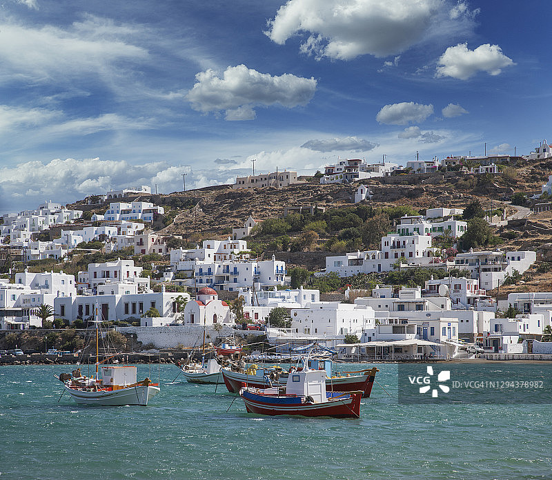 希腊基克拉泽斯群岛米科诺斯岛霍拉渔船和海岸小镇图片素材