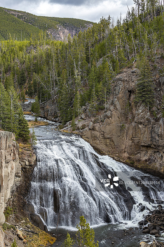 美国怀俄明州黄石国家公园吉本河上的吉本瀑布图片素材
