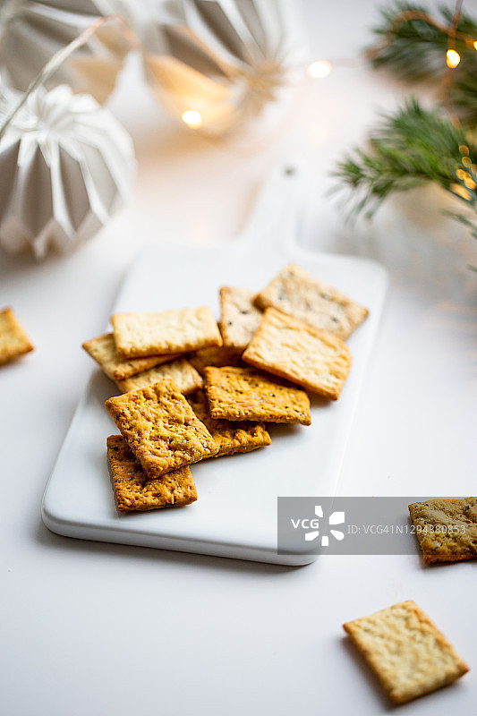 新鲜烘焙的饼干或脆面包零食图片素材