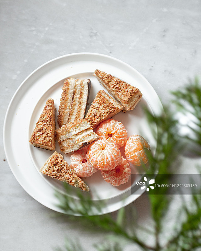 圣诞背景上的橘子蛋糕和橘子图片素材