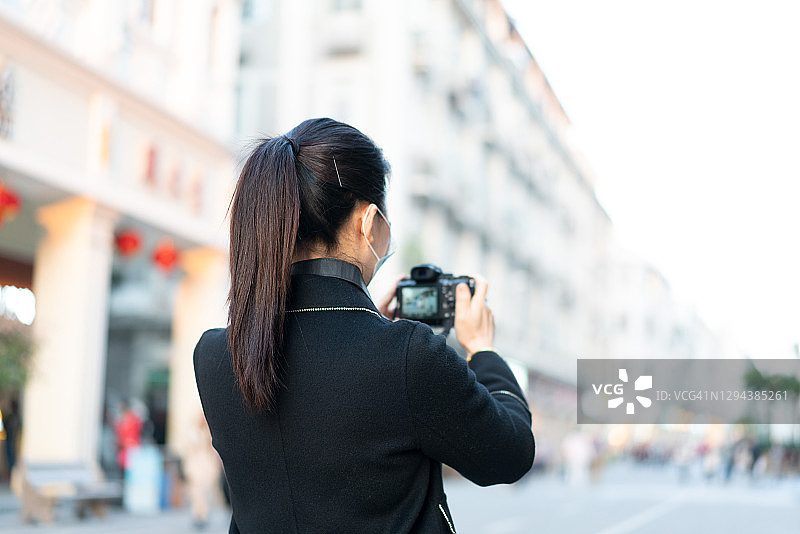 在路上拍照的女人图片素材