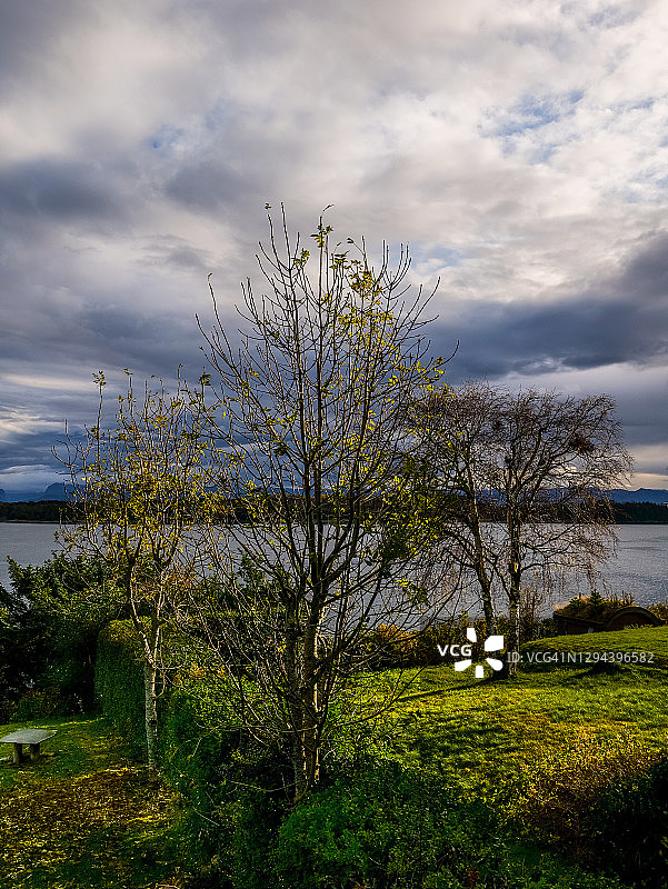挪威南部斯塔万格附近比夫约登峡湾的壮丽天空图片素材