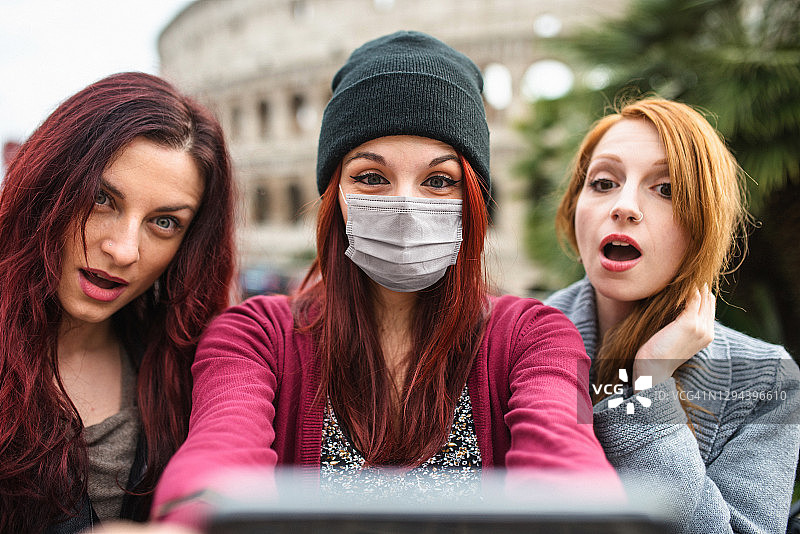 疫情期间的朋友聚会图片素材