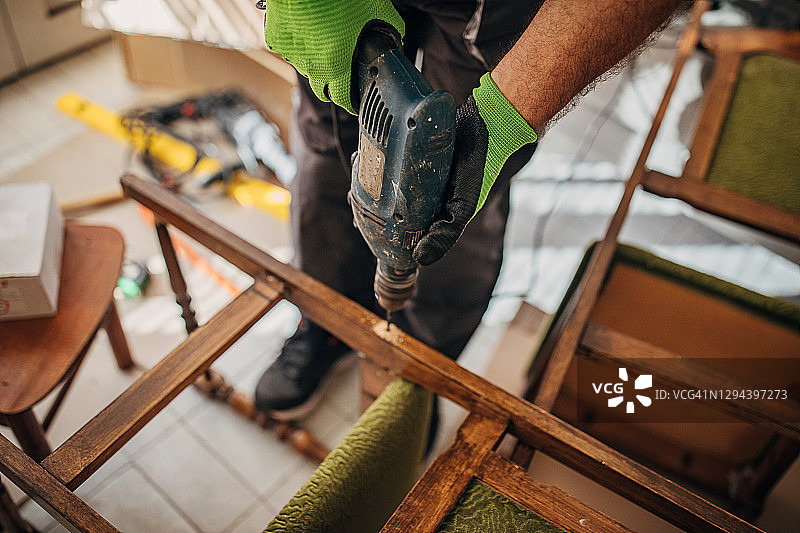 木匠用钻头修理椅子图片素材