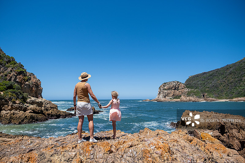 母女欣赏海湾景色图片素材