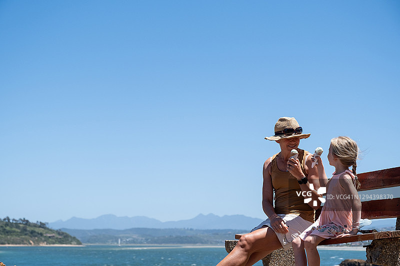 母女一起享用冰淇淋图片素材