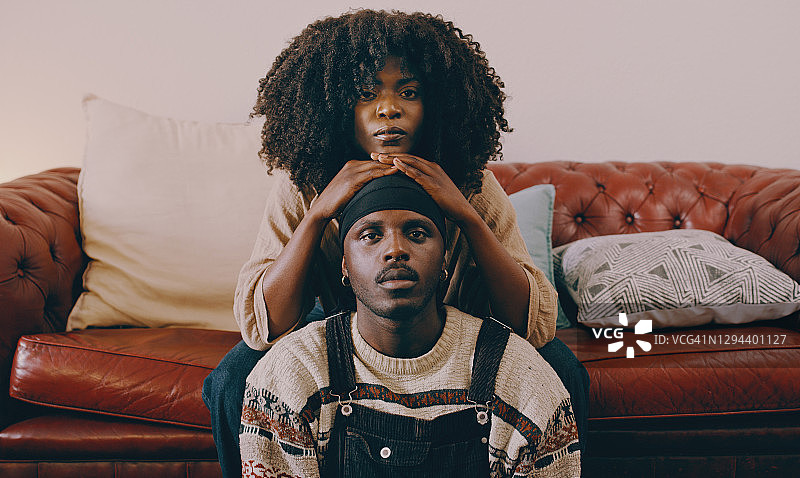 国王从王后身上找到力量图片素材