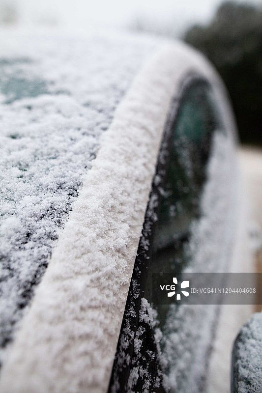 冬季：汽车上的新鲜雪图片素材
