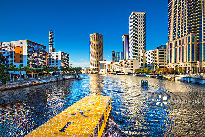 佛罗里达州坦帕希尔斯伯勒河水上出租车图片素材
