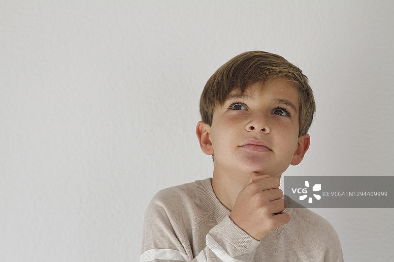 沉思的男孩图片素材