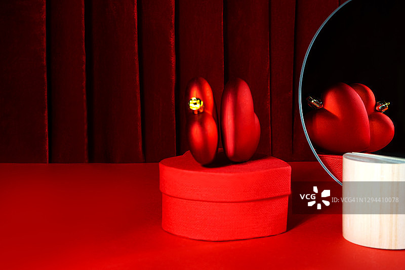 红色背景上的两颗心图片素材