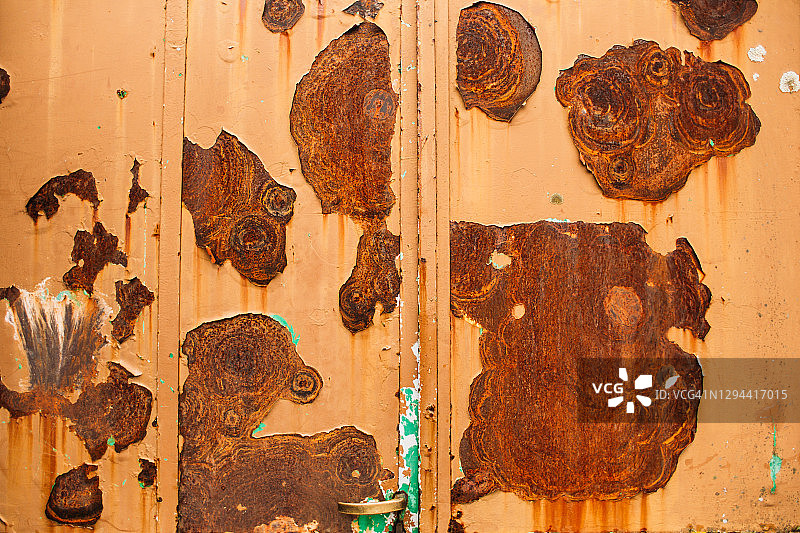 金属门上大片的锈迹图片素材