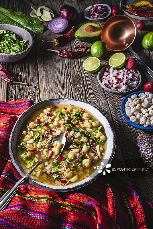 墨西哥玉米炖肉配萝卜香菜酸橙和生菜图片素材