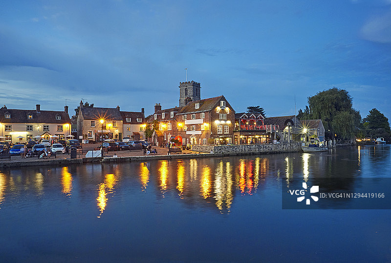 黄昏时分 illuminated 的 Wareham 集镇图片素材