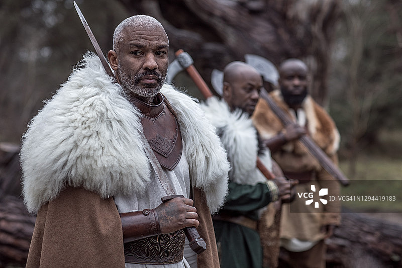森林里的三名非洲战士守卫图片素材