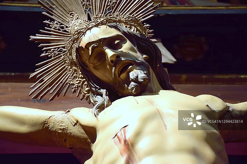 耶稣基督被钉在十字架上图片素材