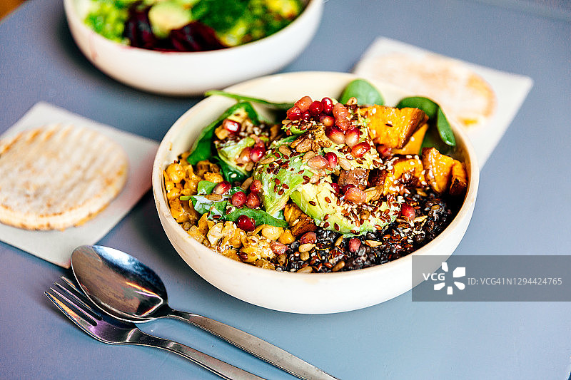 牛油果、南瓜、小扁豆和石榴素食碗图片素材