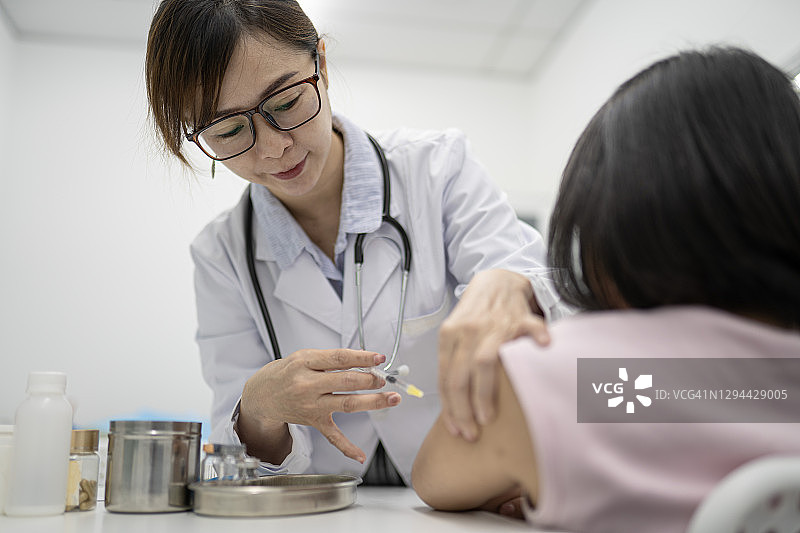 中国女医生在诊所给孩子注射图片素材