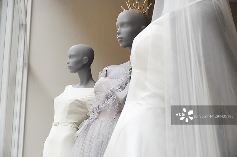 伦敦婚纱店橱窗里的新娘人体模型图片素材