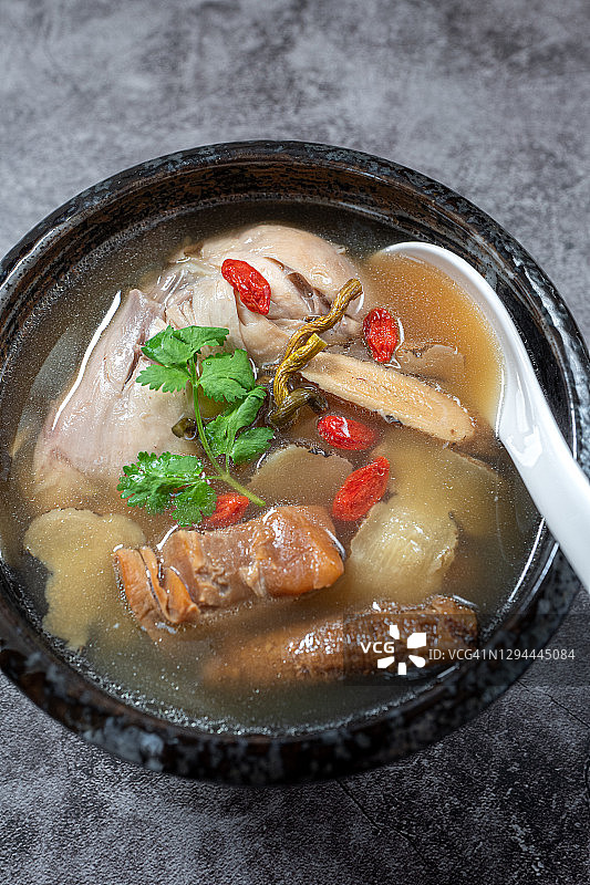 滋补草药炖鸡汤图片素材