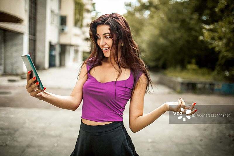 使用智能手机的美丽女孩图片素材