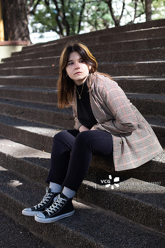 女孩坐在布宜诺斯艾利斯广场的石阶上图片素材