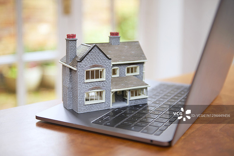 笔记本电脑上的房屋模型图片素材