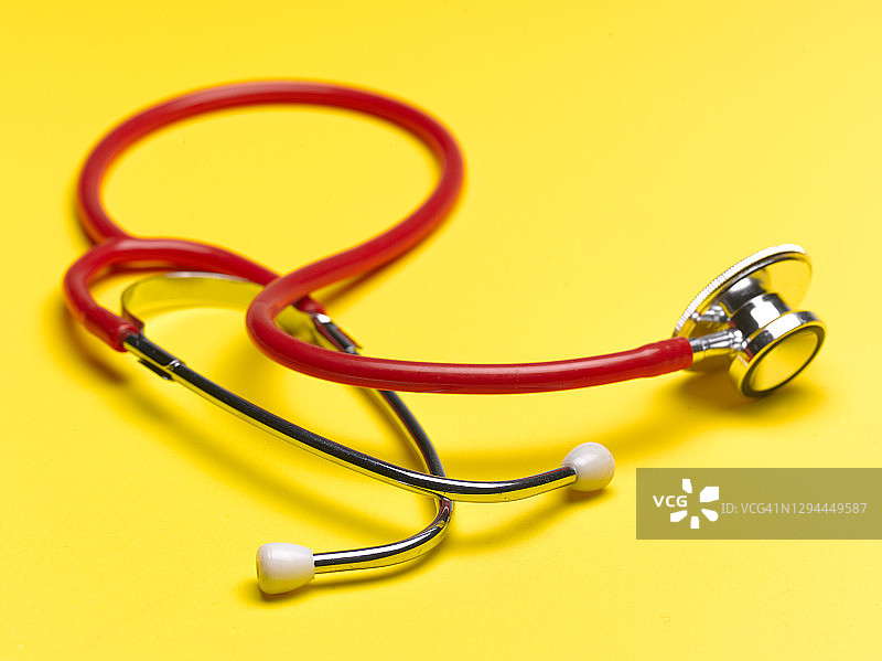 黄色背景上的听诊器图片素材