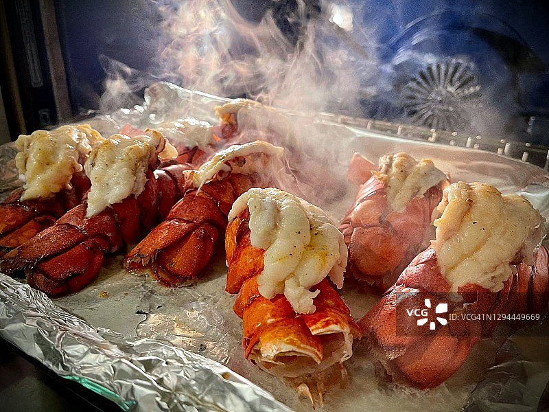 烤箱中热气腾腾的龙虾尾特写图片素材