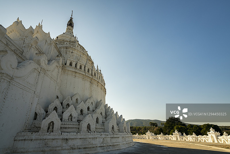 缅甸敏贡雪碧**梅**佛塔的白色外墙，背景是晴朗的天空图片素材