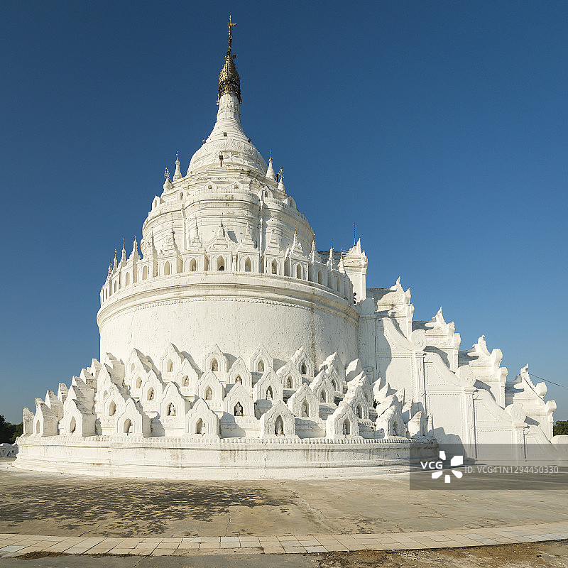 缅甸敏贡雪碧**梅**佛塔的白色外墙，背景是晴朗的天空图片素材