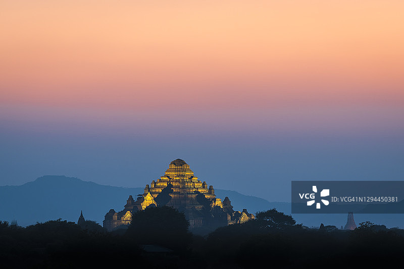蒲甘黄昏时分的寺庙图片素材