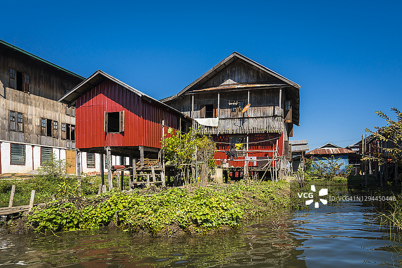 缅甸茵莱湖上的高脚屋图片素材