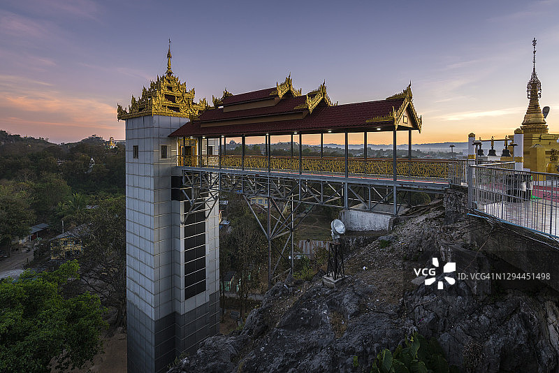 缅甸垒固探戈佛塔的落日电梯图片素材