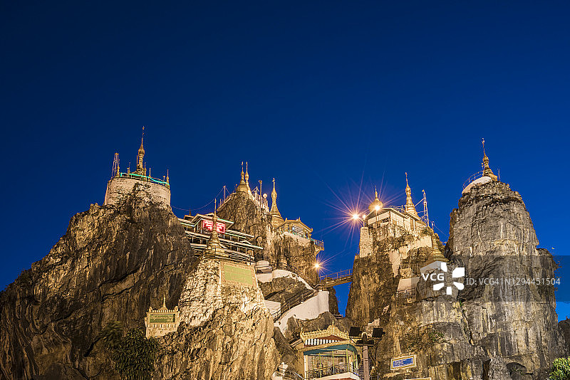 缅甸掸邦垒固市的 illuminated Taung Kwe 佛塔暮光景色图片素材