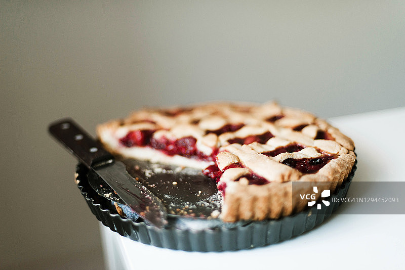 白色桌子上盘子里盛放的馅饼的俯视视角图片素材