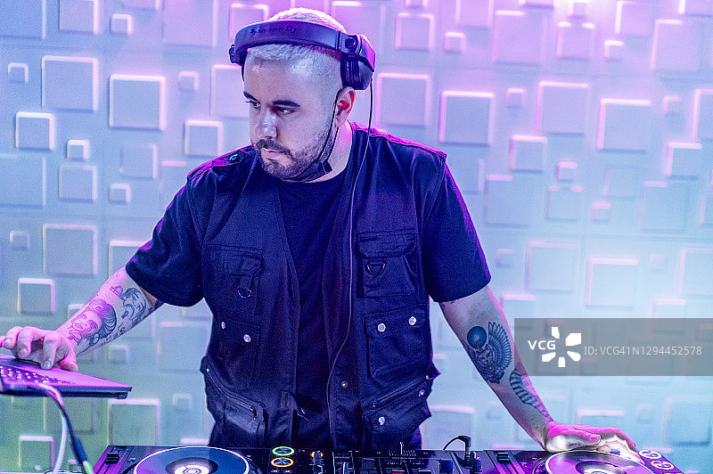 DJ为人们播放舞曲图片素材