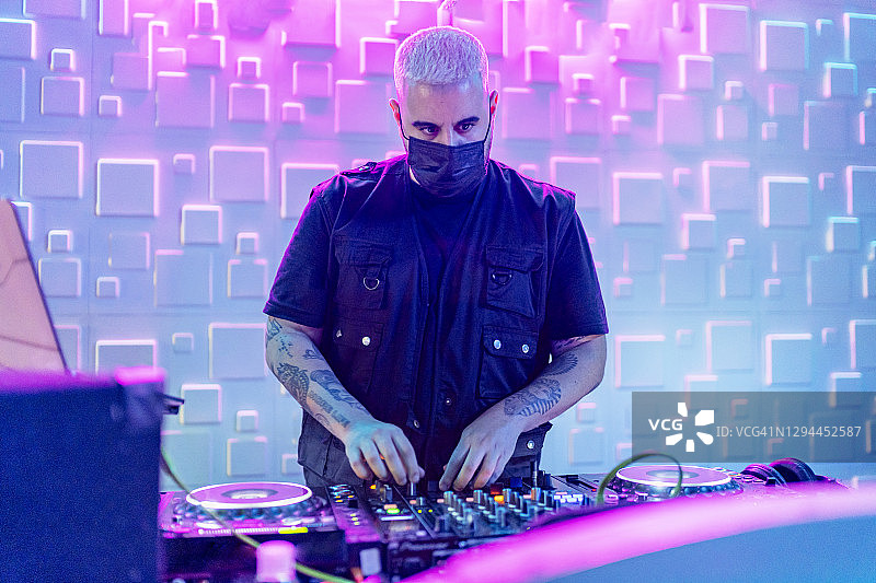 DJ在他的酒吧里播放音乐图片素材