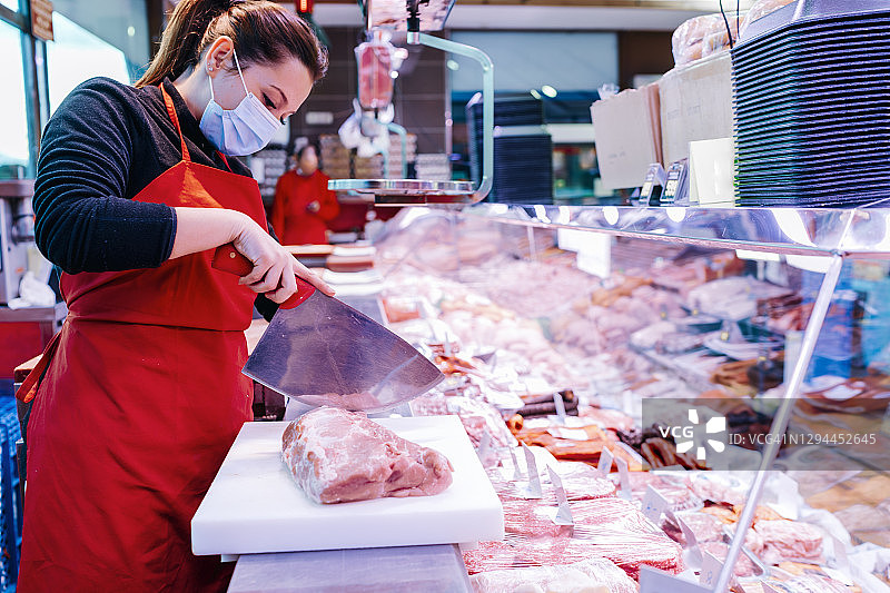 肉店女师傅切割猪里脊肉图片素材