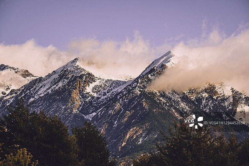 比利牛斯山脉多云天空下的雪山风光图片素材