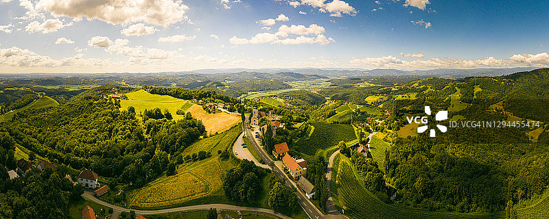 奥地利基策克伊姆绍萨尔绿色丘陵和葡萄园鸟瞰全景图片素材