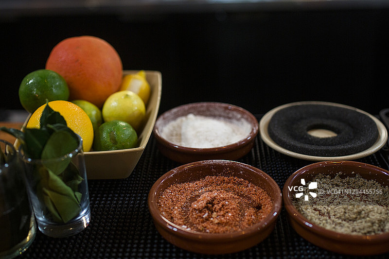 酒吧台面上鸡尾酒香料、柑橘和香草的俯视图图片素材